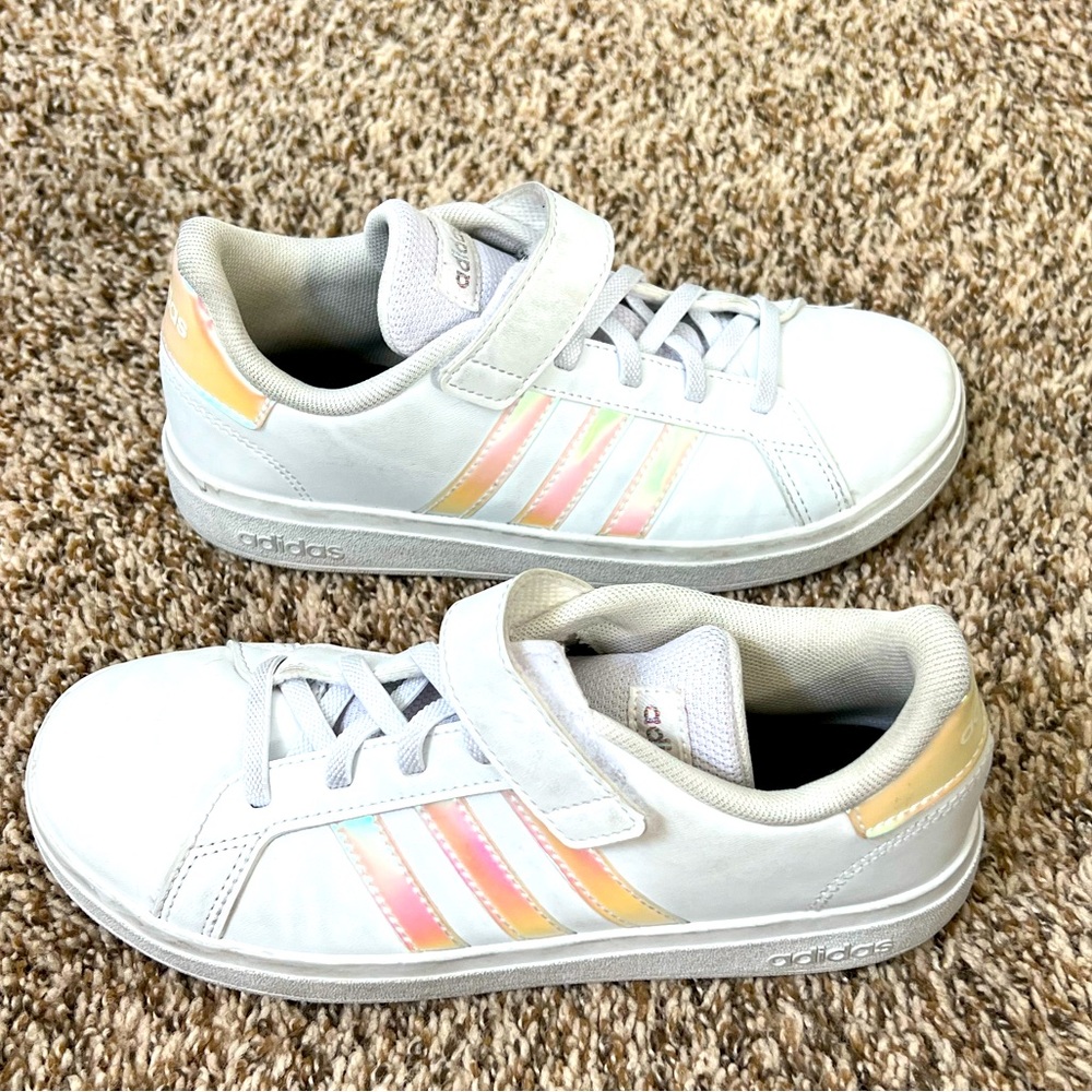 Girls size 3 tennis shoes